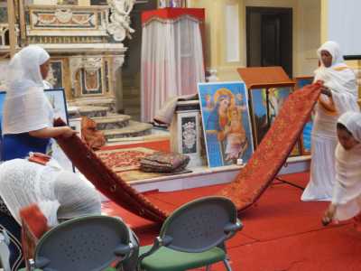 Una volta concluso il rito, tutti i presenti si danno da fare per rimuovere tappeti, cortine rosse e icone, riponendole in sagrestia. Abbiamo cos� la possibilit� di ammirare gli interni della chiesa...